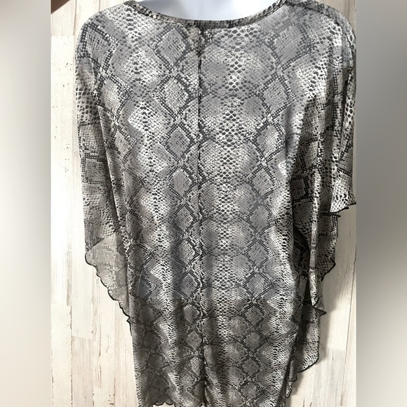 Jordan Taylor Snakeskin Coverup Size Small
Swim Summer Oversized - Picture 5 of 6
